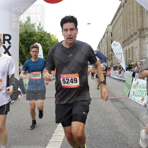 06.09.2026 - CURREX Alsterlauf Yannick Fuchs http://msf.ph/oto/10117004 06.09.2026 09:59:17 Ziel 2068, 2220, 2367, 2913, 3375, 3825, 3844, 3892, 4139, 4217, 4531, 4748, 4791, 4856, 5160, 5249, 5283, 5459, 5599, 5723, 5735, 5891, 6144, 6312, 6337, 6443 meine-sportfotos.de