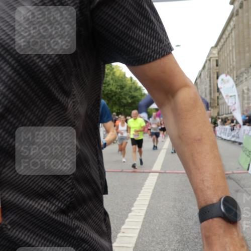 06.09.2026 - CURREX Alsterlauf Yannick Fuchs http://msf.ph/oto/10117008 06.09.2026 09:59:18 Ziel 2068, 2220, 2367, 2913, 3375, 3600, 3825, 3844, 3892, 4139, 4158, 4217, 4531, 4748, 4791, 4856, 5160, 5249, 5283, 5459, 5599, 5723, 5735, 5891, 6059, 6144, 6312, 6337, 6443 meine-sportfotos.de