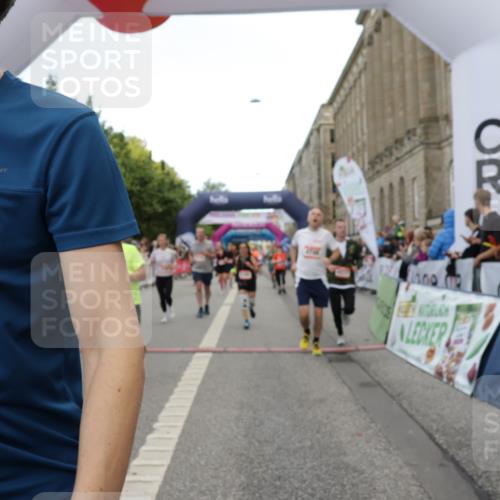 06.09.2026 - CURREX Alsterlauf Yannick Fuchs http://msf.ph/oto/10117047 06.09.2026 09:59:18 Ziel 2068, 2220, 2367, 2913, 3375, 3600, 3825, 3844, 3892, 4139, 4158, 4217, 4531, 4748, 4791, 4856, 5160, 5249, 5283, 5459, 5599, 5723, 5735, 5891, 6059, 6144, 6312, 6337, 6443 meine-sportfotos.de