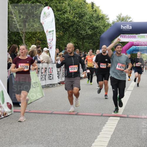 06.09.2026 - CURREX Alsterlauf Yannick Fuchs http://msf.ph/oto/10117908 06.09.2026 09:59:34 Ziel 2077, 2227, 2228, 3129, 3695, 3969, 4291, 4478, 4751, 4752, 5474, 5636, 5638, 5712, 5948, 6199, 6200, 6213, 8111 meine-sportfotos.de
