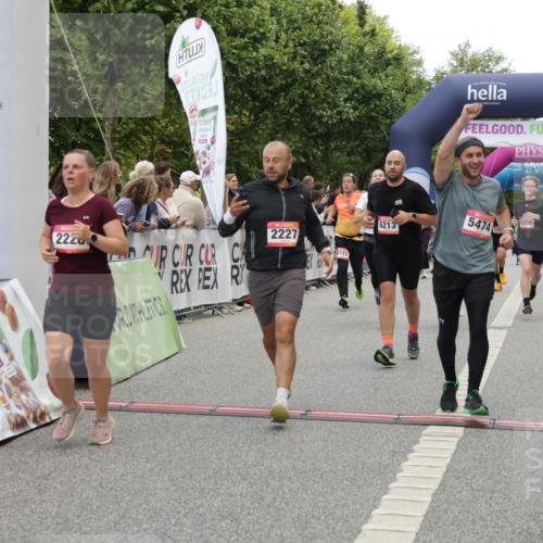 06.09.2026 - CURREX Alsterlauf Yannick Fuchs http://msf.ph/oto/10117916 06.09.2026 09:59:34 Ziel 2077, 2227, 2228, 3129, 3695, 3969, 4291, 4478, 4751, 4752, 5474, 5636, 5638, 5712, 5948, 6199, 6200, 6213, 8111 meine-sportfotos.de