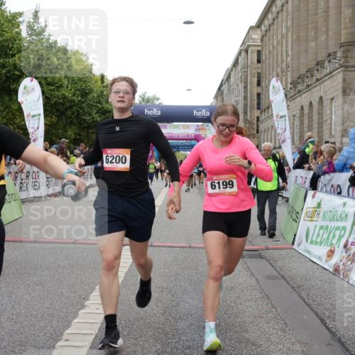 06.09.2026 - CURREX Alsterlauf Yannick Fuchs http://msf.ph/oto/10118039 06.09.2026 09:59:38 Ziel 2077, 2227, 2228, 2780, 3129, 3969, 4042, 4291, 4751, 4752, 5154, 5269, 5474, 5638, 6199, 6200, 6213, 8111 meine-sportfotos.de