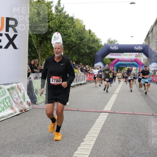 06.09.2026 - CURREX Alsterlauf Yannick Fuchs http://msf.ph/oto/10118139 06.09.2026 09:59:40 Ziel 2227, 2228, 2676, 2780, 4042, 4291, 4323, 4324, 4751, 4752, 5154, 5269, 5474, 5638, 6199, 6200, 6213, 8111 meine-sportfotos.de