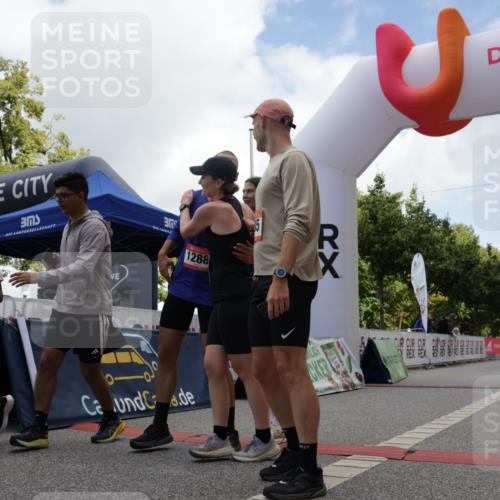 06.09.2026 - CURREX Alsterlauf Yannick Fuchs http://msf.ph/oto/10118262 06.09.2026 12:01:58 Ziel 1298, 1305, 1326, 8042 meine-sportfotos.de