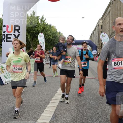 06.09.2026 - CURREX Alsterlauf Yannick Fuchs http://msf.ph/oto/10118446 06.09.2026 09:59:49 Ziel 2269, 2660, 2676, 3119, 3120, 3414, 4042, 4209, 4323, 4324, 4498, 4889, 4916, 5055, 5056, 5154, 5229, 5497, 5800, 6017, 6148, 6244, 6268, 8082 meine-sportfotos.de
