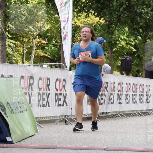 06.09.2026 - CURREX Alsterlauf Yannick Fuchs http://msf.ph/oto/10118505 06.09.2026 12:02:25 Ziel 1072, 1320, 1337 meine-sportfotos.de