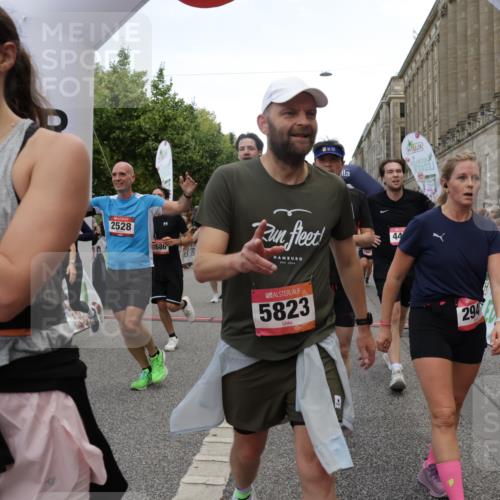 06.09.2026 - CURREX Alsterlauf Yannick Fuchs http://msf.ph/oto/10118902 06.09.2026 10:00:06 Ziel 2136, 2238, 2300, 2528, 2686, 2743, 2947, 3179, 3268, 3294, 3364, 3511, 4136, 4180, 4237, 4407, 4424, 5472, 5501, 5738, 5741, 5823, 6254, 8002, 8023, 8314 meine-sportfotos.de