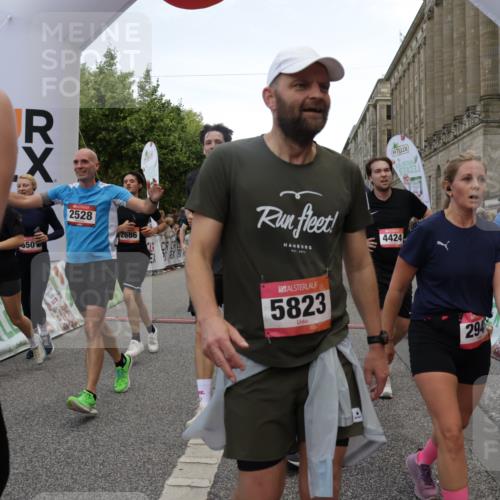 06.09.2026 - CURREX Alsterlauf Yannick Fuchs http://msf.ph/oto/10118907 06.09.2026 10:00:07 Ziel 2136, 2300, 2528, 2686, 2743, 2947, 3179, 3268, 3294, 3364, 3511, 4136, 4180, 4237, 4407, 4424, 5472, 5501, 5738, 5741, 5823, 6254, 8002, 8023, 8035, 8314 meine-sportfotos.de