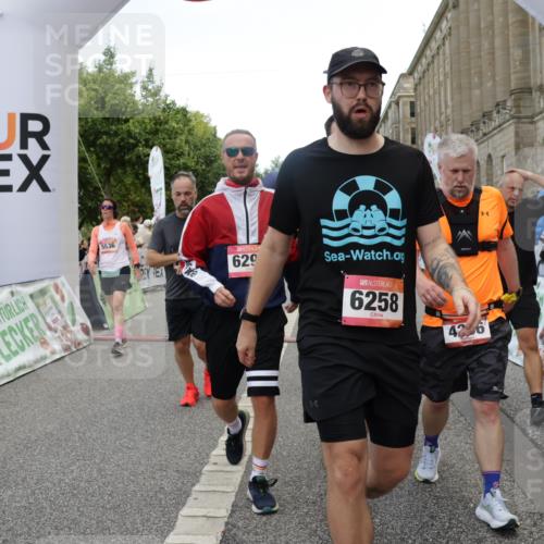 06.09.2026 - CURREX Alsterlauf Yannick Fuchs http://msf.ph/oto/10119416 06.09.2026 10:00:25 Ziel 2089, 2257, 2273, 2274, 2505, 2671, 2856, 3574, 4296, 4461, 4524, 4578, 5005, 5222, 5536, 5622, 6112, 6258, 6291, 6457, 8008 meine-sportfotos.de