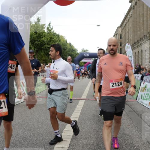 06.09.2026 - CURREX Alsterlauf Yannick Fuchs http://msf.ph/oto/10119696 06.09.2026 10:00:36 Ziel 2124, 2257, 2545, 2721, 3837, 3848, 4461, 4468, 4577, 4900, 5467, 5567, 5832, 5833, 6180, 6187, 6436, 8008, 8063, 8318 meine-sportfotos.de