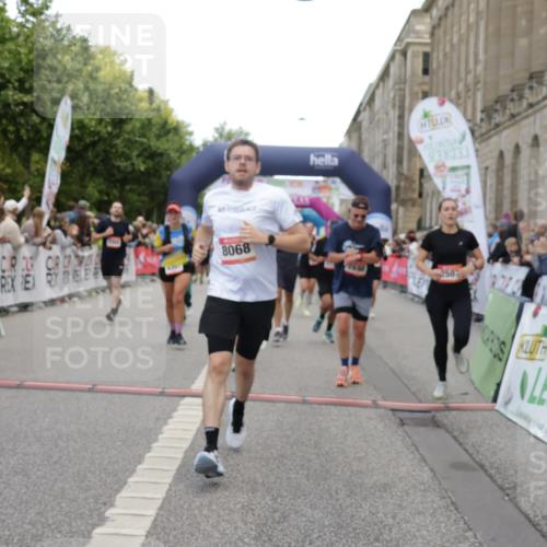 06.09.2026 - CURREX Alsterlauf Yannick Fuchs http://msf.ph/oto/10119970 06.09.2026 10:00:46 Ziel 2531, 2698, 2849, 3068, 3274, 3295, 3604, 3820, 3837, 3979, 4084, 5077, 5108, 5240, 5519, 5577, 5724, 5930, 6106, 6257, 6397, 6480, 8068, 8140, 8293 meine-sportfotos.de