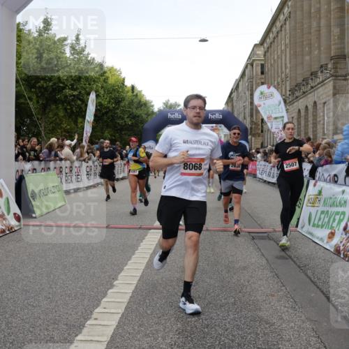 06.09.2026 - CURREX Alsterlauf Yannick Fuchs http://msf.ph/oto/10119991 06.09.2026 10:00:46 Ziel 2531, 2698, 2849, 3068, 3274, 3295, 3604, 3820, 3837, 3979, 4084, 5077, 5108, 5240, 5519, 5577, 5724, 5930, 6106, 6257, 6397, 6480, 8068, 8140, 8293 meine-sportfotos.de