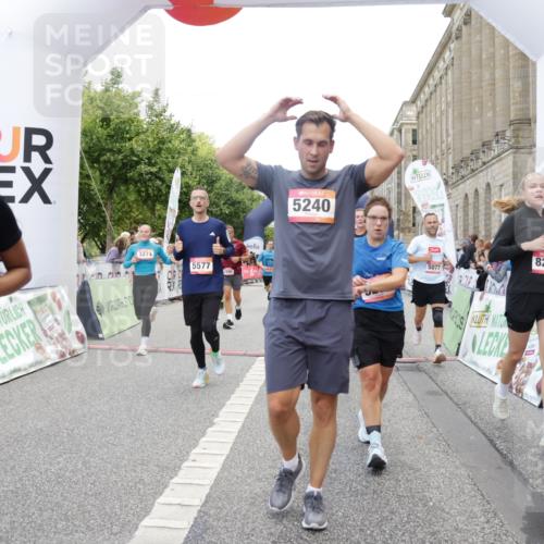 06.09.2026 - CURREX Alsterlauf Yannick Fuchs http://msf.ph/oto/10120083 06.09.2026 10:00:50 Ziel 2531, 2698, 2849, 2895, 3068, 3274, 3295, 3604, 3634, 3635, 3726, 3727, 3820, 4084, 4414, 5077, 5108, 5240, 5460, 5519, 5577, 5724, 5930, 6106, 6257, 6397, 6480, 8068, 8140, 8293 meine-sportfotos.de