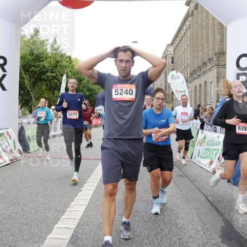 06.09.2026 - CURREX Alsterlauf Yannick Fuchs http://msf.ph/oto/10120090 06.09.2026 10:00:50 Ziel 2531, 2698, 2849, 2895, 3068, 3274, 3295, 3604, 3634, 3635, 3726, 3727, 3820, 4084, 4414, 5077, 5108, 5240, 5460, 5519, 5577, 5724, 5930, 6106, 6257, 6397, 6480, 8068, 8140, 8293 meine-sportfotos.de