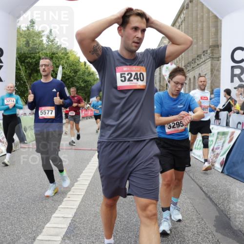 06.09.2026 - CURREX Alsterlauf Yannick Fuchs http://msf.ph/oto/10120108 06.09.2026 10:00:51 Ziel 2531, 2698, 2849, 2895, 3068, 3274, 3295, 3604, 3634, 3635, 3726, 3727, 4084, 4414, 5077, 5240, 5460, 5519, 5577, 5724, 5930, 6257, 6283, 6397, 6480, 8068, 8140, 8293 meine-sportfotos.de
