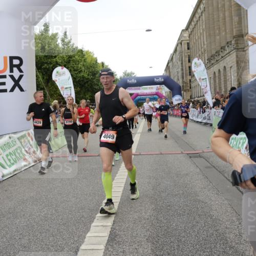 06.09.2026 - CURREX Alsterlauf Yannick Fuchs http://msf.ph/oto/10120962 06.09.2026 10:01:20 Ziel 2307, 2369, 2370, 2400, 2478, 2485, 3195, 3401, 3730, 3740, 4049, 4055, 4120, 4429, 4633, 4701, 5092, 5317, 5424, 5598, 5745, 5785, 6033, 6145, 6231, 6384, 6386, 6445 meine-sportfotos.de