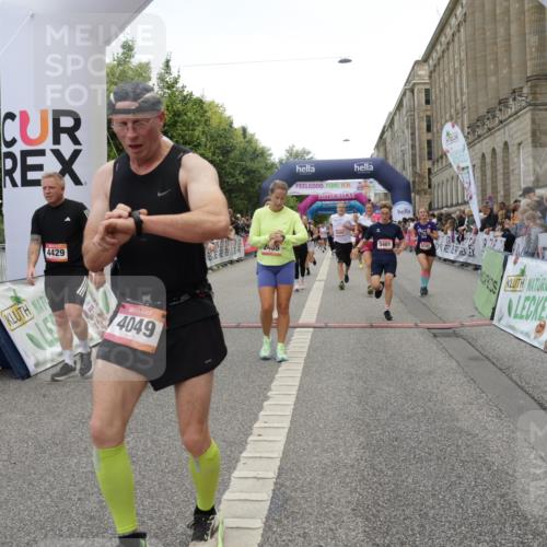06.09.2026 - CURREX Alsterlauf Yannick Fuchs http://msf.ph/oto/10120979 06.09.2026 10:01:20 Ziel 2307, 2369, 2370, 2400, 2478, 2485, 3195, 3401, 3730, 3740, 4049, 4055, 4120, 4429, 4633, 4701, 5092, 5317, 5424, 5598, 5745, 5785, 6033, 6145, 6231, 6384, 6386, 6445 meine-sportfotos.de