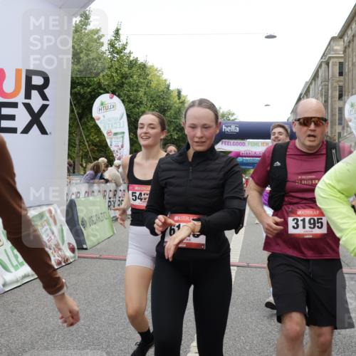 06.09.2026 - CURREX Alsterlauf Yannick Fuchs http://msf.ph/oto/10121103 06.09.2026 10:01:25 Ziel 2400, 2485, 2492, 3195, 3280, 3401, 3730, 3740, 4049, 4055, 4429, 4580, 4633, 5060, 5139, 5237, 5424, 5523, 5598, 5745, 5793, 6027, 6033, 6145, 6445 meine-sportfotos.de
