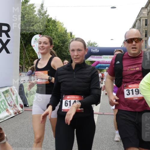 06.09.2026 - CURREX Alsterlauf Yannick Fuchs http://msf.ph/oto/10121109 06.09.2026 10:01:26 Ziel 2400, 2485, 2492, 3195, 3280, 3401, 3730, 3740, 4049, 4055, 4429, 4580, 5060, 5139, 5237, 5424, 5523, 5598, 5745, 5793, 6027, 6033, 6145, 6445 meine-sportfotos.de