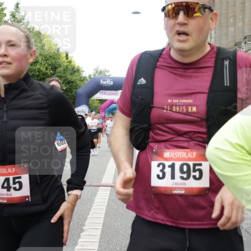 06.09.2026 - CURREX Alsterlauf Yannick Fuchs http://msf.ph/oto/10121114 06.09.2026 10:01:26 Ziel 2400, 2485, 2492, 3195, 3280, 3401, 3730, 3740, 4049, 4055, 4429, 4580, 5060, 5139, 5237, 5424, 5523, 5598, 5745, 5793, 6027, 6033, 6145, 6445 meine-sportfotos.de