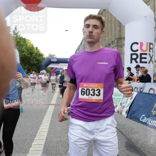 06.09.2026 - CURREX Alsterlauf Yannick Fuchs http://msf.ph/oto/10121128 06.09.2026 10:01:27 Ziel 2400, 2492, 3195, 3280, 3401, 3518, 3730, 3740, 4055, 4580, 5012, 5060, 5139, 5237, 5424, 5523, 5598, 5745, 5793, 6027, 6033, 6145, 6445 meine-sportfotos.de
