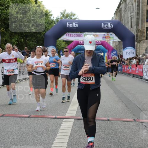 06.09.2026 - CURREX Alsterlauf Yannick Fuchs http://msf.ph/oto/10121157 06.09.2026 10:01:28 Ziel 2400, 2492, 3195, 3280, 3401, 3518, 3730, 4055, 4580, 4883, 4884, 5012, 5060, 5139, 5237, 5424, 5523, 5598, 5745, 5793, 6018, 6027, 6033, 6145, 6445 meine-sportfotos.de