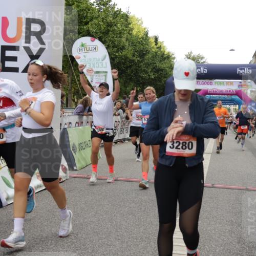 06.09.2026 - CURREX Alsterlauf Yannick Fuchs http://msf.ph/oto/10121221 06.09.2026 10:01:30 Ziel 2492, 3195, 3280, 3518, 4580, 4883, 4884, 5012, 5060, 5139, 5237, 5424, 5523, 5598, 5749, 5793, 5856, 6018, 6027, 6033, 6445 meine-sportfotos.de