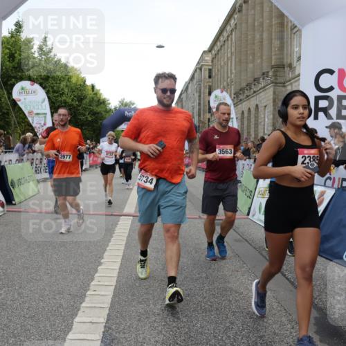 06.09.2026 - CURREX Alsterlauf Yannick Fuchs http://msf.ph/oto/10121718 06.09.2026 10:01:48 Ziel 2040, 2229, 2385, 2977, 3115, 3150, 3322, 3448, 3563, 4067, 4117, 4162, 4608, 4618, 5106, 5186, 5380, 5388, 5429, 5542, 5679, 5734, 6171, 6341, 8038, 8122 meine-sportfotos.de