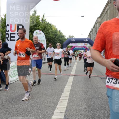 06.09.2026 - CURREX Alsterlauf Yannick Fuchs http://msf.ph/oto/10121753 06.09.2026 10:01:49 Ziel 2040, 2229, 2375, 2385, 2977, 3115, 3150, 3322, 3448, 3563, 4067, 4117, 4162, 4608, 4618, 5106, 5186, 5380, 5388, 5429, 5542, 5679, 5734, 6171, 6341, 8122 meine-sportfotos.de