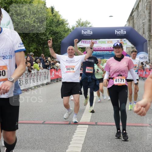 06.09.2026 - CURREX Alsterlauf Yannick Fuchs http://msf.ph/oto/10121788 06.09.2026 10:01:51 Ziel 2040, 2229, 2375, 2385, 2977, 3150, 3322, 3448, 3563, 3618, 4067, 4117, 4162, 4608, 4618, 5186, 5380, 5429, 5542, 5679, 5734, 5899, 6171, 6341, 8122 meine-sportfotos.de
