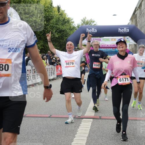 06.09.2026 - CURREX Alsterlauf Yannick Fuchs http://msf.ph/oto/10121804 06.09.2026 10:01:51 Ziel 2040, 2229, 2375, 2385, 2977, 3150, 3322, 3448, 3563, 3618, 4067, 4117, 4162, 4608, 4618, 5186, 5380, 5429, 5542, 5679, 5734, 5899, 6171, 6341, 8122 meine-sportfotos.de
