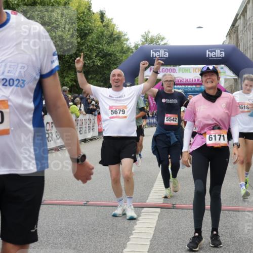 06.09.2026 - CURREX Alsterlauf Yannick Fuchs http://msf.ph/oto/10121810 06.09.2026 10:01:51 Ziel 2040, 2229, 2375, 2385, 2977, 3150, 3322, 3448, 3563, 3618, 4067, 4117, 4162, 4608, 4618, 5186, 5380, 5429, 5542, 5679, 5734, 5899, 6171, 6341, 8122 meine-sportfotos.de