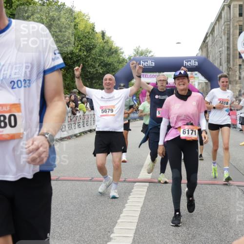 06.09.2026 - CURREX Alsterlauf Yannick Fuchs http://msf.ph/oto/10121822 06.09.2026 10:01:52 Ziel 2040, 2229, 2375, 2385, 2977, 3150, 3322, 3448, 3563, 3618, 4067, 4117, 4162, 4608, 4618, 5186, 5380, 5429, 5542, 5679, 5734, 5899, 6171, 6341, 8096, 8122 meine-sportfotos.de