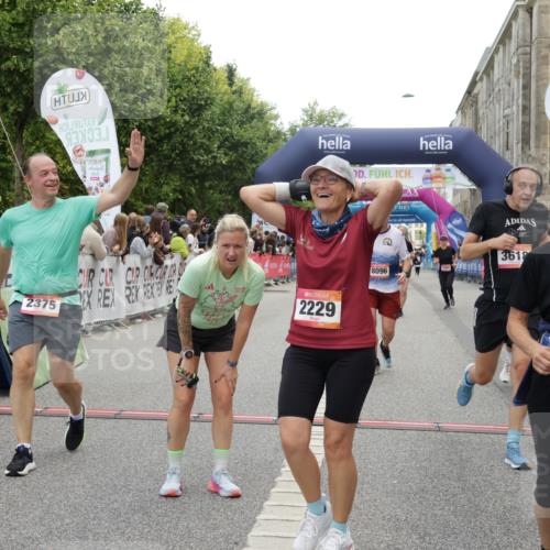 06.09.2026 - CURREX Alsterlauf Yannick Fuchs http://msf.ph/oto/10121959 06.09.2026 10:01:55 Ziel 2040, 2229, 2375, 3150, 3322, 3448, 3618, 4117, 4127, 4162, 4618, 5265, 5380, 5542, 5679, 5899, 6171, 6341, 8096, 8122 meine-sportfotos.de