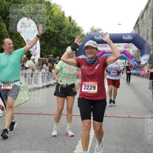 06.09.2026 - CURREX Alsterlauf Yannick Fuchs http://msf.ph/oto/10121964 06.09.2026 10:01:55 Ziel 2040, 2229, 2375, 3150, 3322, 3448, 3618, 4117, 4127, 4162, 4618, 5265, 5380, 5542, 5679, 5899, 6171, 6341, 8096, 8122 meine-sportfotos.de