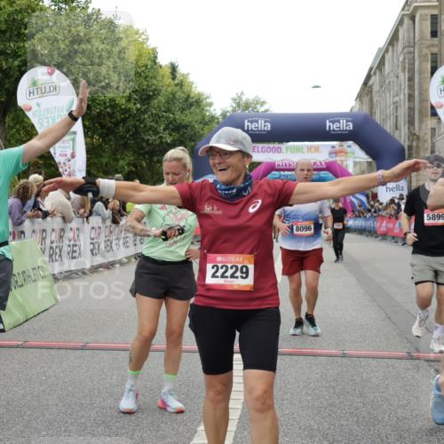 06.09.2026 - CURREX Alsterlauf Yannick Fuchs http://msf.ph/oto/10121976 06.09.2026 10:01:56 Ziel 2040, 2229, 2375, 3150, 3322, 3448, 3585, 3618, 4127, 4162, 4618, 5265, 5380, 5542, 5679, 5769, 5899, 6171, 6208, 6341, 8096, 8122 meine-sportfotos.de