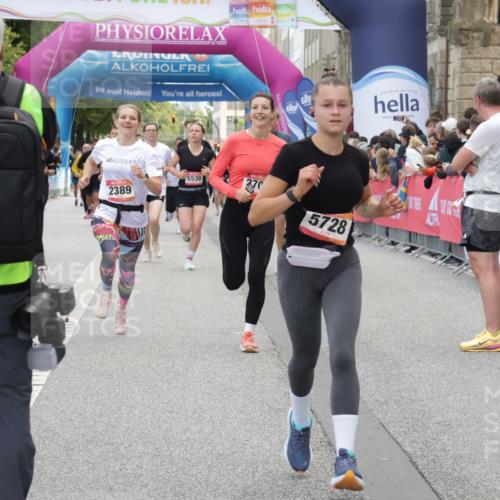 06.09.2026 - CURREX Alsterlauf Yannick Fuchs http://msf.ph/oto/10122306 06.09.2026 10:02:13 Ziel 2389, 2513, 2700, 3090, 3728, 3800, 4097, 4734, 5109, 5485, 5539, 5540, 5728, 6383, 8175 meine-sportfotos.de