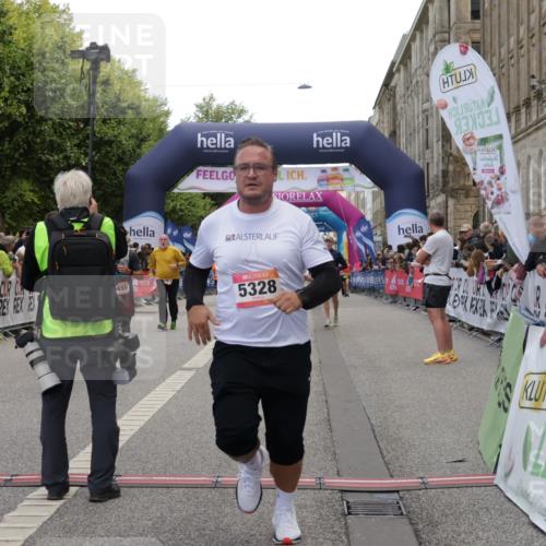 06.09.2026 - CURREX Alsterlauf Yannick Fuchs http://msf.ph/oto/10122623 06.09.2026 10:02:23 Ziel 2147, 2817, 3447, 3613, 4363, 4459, 4817, 4872, 5075, 5079, 5328, 5539, 5540, 5655, 5772, 5893, 6207, 6233, 6383 meine-sportfotos.de