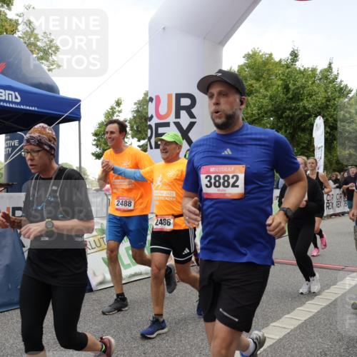 06.09.2026 - CURREX Alsterlauf Yannick Fuchs http://msf.ph/oto/10122991 06.09.2026 10:02:35 Ziel 2135, 2304, 2486, 2488, 2886, 3028, 3042, 3062, 3089, 3532, 3584, 3790, 3858, 3882, 4173, 4285, 4325, 4550, 4594, 4624, 5379, 5517, 5908, 6152, 6174, 6203, 6431, 8268, 8331 meine-sportfotos.de