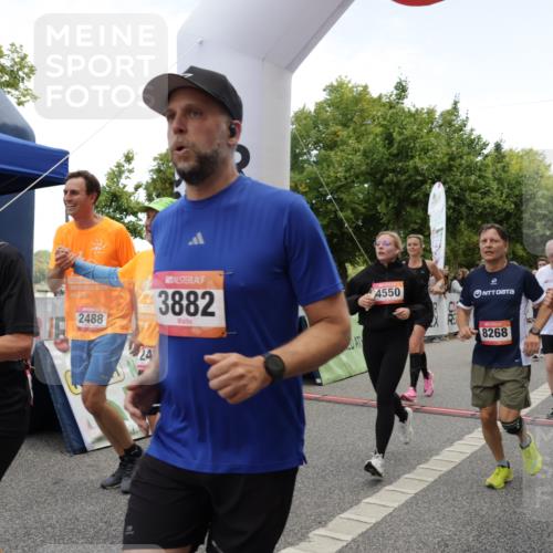 06.09.2026 - CURREX Alsterlauf Yannick Fuchs http://msf.ph/oto/10122998 06.09.2026 10:02:36 Ziel 2135, 2304, 2486, 2488, 2702, 2886, 2954, 3028, 3042, 3062, 3089, 3532, 3584, 3790, 3858, 3882, 4173, 4263, 4285, 4325, 4550, 4594, 4624, 5379, 5517, 5908, 6152, 6174, 6203, 6431, 8244, 8268, 8331 meine-sportfotos.de