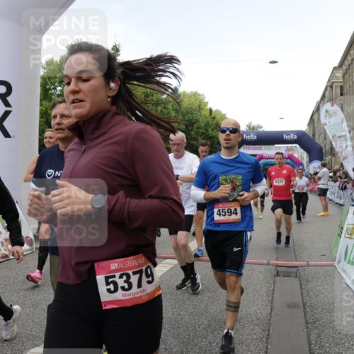 06.09.2026 - CURREX Alsterlauf Yannick Fuchs http://msf.ph/oto/10123029 06.09.2026 10:02:36 Ziel 2135, 2304, 2486, 2488, 2702, 2886, 2954, 3028, 3042, 3062, 3089, 3532, 3584, 3790, 3858, 3882, 4173, 4263, 4285, 4325, 4550, 4594, 4624, 5379, 5517, 5908, 6152, 6174, 6203, 6431, 8244, 8268, 8331 meine-sportfotos.de