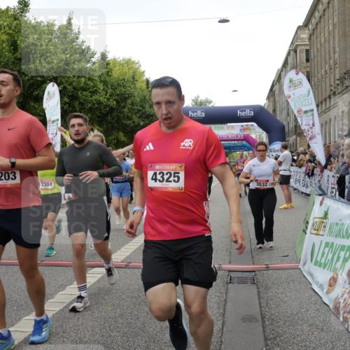 06.09.2026 - CURREX Alsterlauf Yannick Fuchs http://msf.ph/oto/10123068 06.09.2026 10:02:38 Ziel 2135, 2304, 2486, 2488, 2702, 2886, 2954, 3028, 3042, 3089, 3221, 3222, 3532, 3584, 3790, 3858, 3882, 4173, 4263, 4285, 4325, 4550, 4594, 4624, 5379, 5517, 5908, 6120, 6174, 6203, 6431, 8121, 8147, 8244, 8268, 8331 meine-sportfotos.de