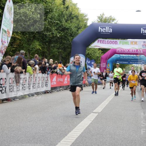 06.09.2026 - CURREX Alsterlauf Yannick Fuchs http://msf.ph/oto/10123384 06.09.2026 10:02:48 Ziel 2500, 2702, 2954, 3221, 3222, 4263, 5366, 5693, 5698, 6120, 6219, 8121, 8147, 8244, 8282, 8305 meine-sportfotos.de