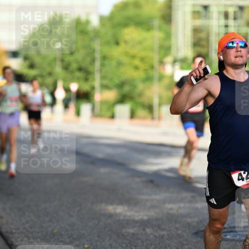 06.09.2026 - CURREX Alsterlauf Dr. Thomas Lammeyer http://msf.ph/oto/10123397 06.09.2026 09:39:34 Laufen 4241, 054 meine-sportfotos.de