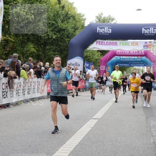 06.09.2026 - CURREX Alsterlauf Yannick Fuchs http://msf.ph/oto/10123403 06.09.2026 10:02:49 Ziel 2500, 3221, 3222, 5190, 5366, 5659, 5693, 5698, 6120, 6219, 8121, 8147, 8282, 8305 meine-sportfotos.de
