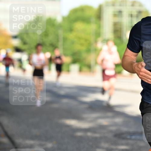 06.09.2026 - CURREX Alsterlauf Dr. Thomas Lammeyer http://msf.ph/oto/10123535 06.09.2026 09:39:50 Laufen 5464 meine-sportfotos.de