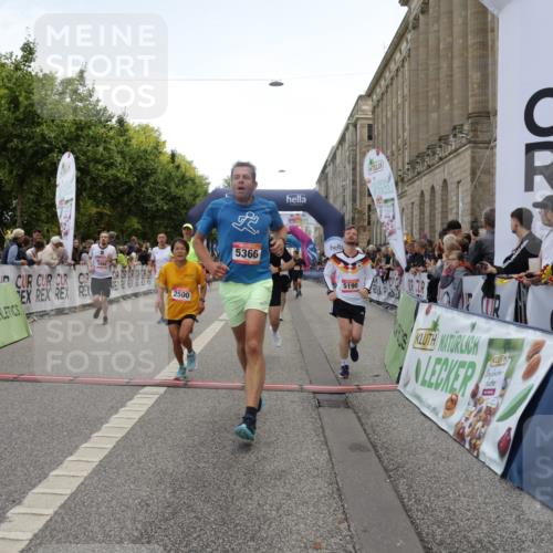 06.09.2026 - CURREX Alsterlauf Yannick Fuchs http://msf.ph/oto/10123540 06.09.2026 10:02:53 Ziel 2500, 2687, 4474, 4475, 5190, 5366, 5659, 5693, 5698, 5771, 5780, 5865, 5866, 6398, 8282 meine-sportfotos.de