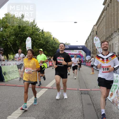 06.09.2026 - CURREX Alsterlauf Yannick Fuchs http://msf.ph/oto/10123571 06.09.2026 10:02:54 Ziel 2500, 2687, 4474, 4475, 5190, 5366, 5659, 5771, 5780, 5865, 5866, 6398, 8282 meine-sportfotos.de