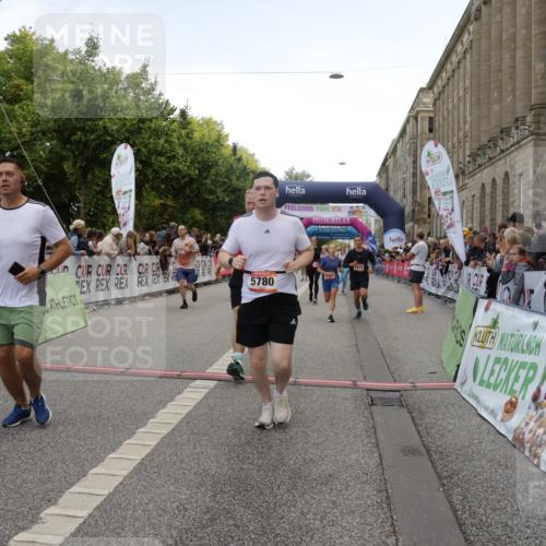 06.09.2026 - CURREX Alsterlauf Yannick Fuchs http://msf.ph/oto/10123645 06.09.2026 10:02:56 Ziel 2500, 2687, 3338, 3721, 3909, 4345, 4348, 4474, 4475, 4730, 5190, 5366, 5465, 5659, 5771, 5780, 5865, 5866, 6398, 8282 meine-sportfotos.de