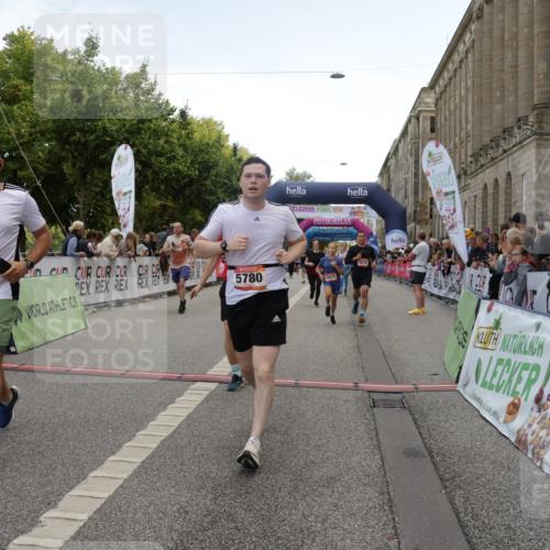06.09.2026 - CURREX Alsterlauf Yannick Fuchs http://msf.ph/oto/10123652 06.09.2026 10:02:56 Ziel 2500, 2687, 3338, 3721, 3909, 4345, 4348, 4474, 4475, 4730, 5190, 5366, 5465, 5659, 5771, 5780, 5865, 5866, 6398, 8282 meine-sportfotos.de
